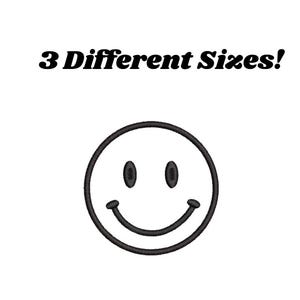 Op de afbeelding: Een zwarte omtrek van een smiley op een witte achtergrond. De tekst "3 Different Sizes!" staat boven de smiley. De smiley heeft twee ovale ogen en een gebogen mond.