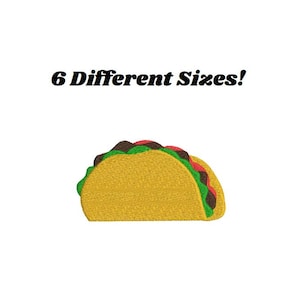 Op de afbeelding: Een geborduurde taco met een gele schelp, groene sla, rode tomaten en bruin vlees. De tekst "6 Different Sizes!" staat boven de taco. De afbeelding staat op een witte achtergrond.