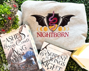Felpa ricamata Nightborn - Carrisa Broadbent - Prodotto con licenza ufficiale - Crowns of Nyaxia