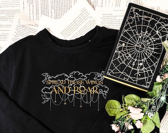 Sudadera bordada con la frase "Abre tus alas y ruge" - When the Moon Hatched con licencia oficial