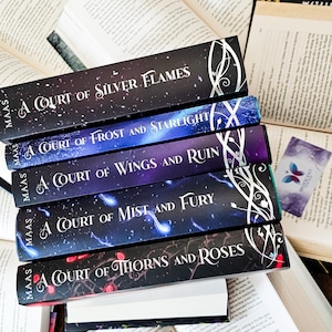Una corte de espinas y rosas (LEER LISTADO) Sarah J. Maas: Sobrecubierta holográfica frustrada / Una corte de niebla y furia, las alas arruinan las llamas plateadas