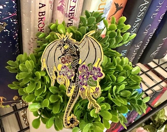 Pin de edición limitada de Tairn Reading, Cuarta Ala, Llama de Hierro, El Empíreo. Producto con licencia oficial. Baño de esmalte en metal dorado.