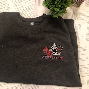 Besticktes Unisex Bella Canvas T-Shirt Nevernight Club, Scarlett St. Clair