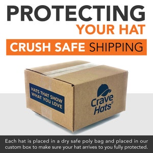 Puede incluir: Una caja de cart&oacute;n marr&oacute;n con el texto "HATS THAT SHOW WHAT YOU LOVE" y "Crave Hats" impreso en ella. La caja est&aacute; dise&ntilde;ada para proteger los sombreros durante el env&iacute;o.