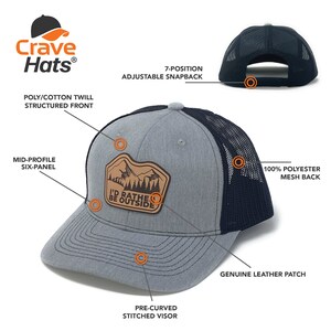 Puede incluir: Una gorra de camionero gris y negra con un parche de cuero marr&oacute;n que dice "I'd Rather Be Outside". La gorra tiene un frente estructurado, un perfil medio, seis paneles, una visera precurvada cosida y una hebilla ajustable de 7 posiciones.