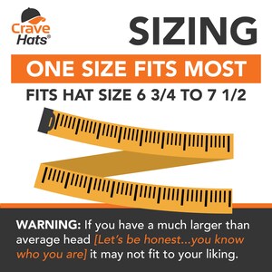 Puede incluir: Un gr&aacute;fico que muestra la informaci&oacute;n de tallas para un sombrero. El gr&aacute;fico muestra una cinta m&eacute;trica con el texto "One Size Fits Most" y "Fits Hat Size 6 3/4 to 7 1/2". El gr&aacute;fico tambi&eacute;n incluye una advertencia de que si tienes una cabeza mucho m&aacute;s grande que la media, el sombrero puede que no te quede.