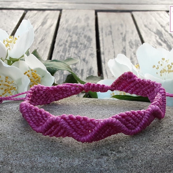 Macrame bracelet - wave pattern