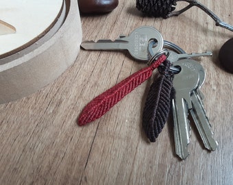 Macramé key ring - feather pattern