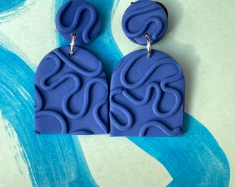 Blue squiggle arch lightweight statement earrings