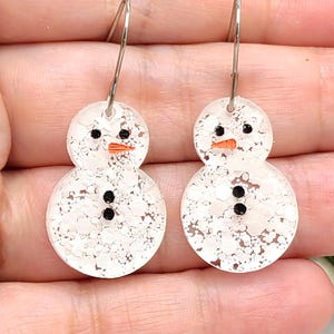 Cute Snowman Earrings: Dainty Acrylic Christmas Jewelry, Whimsical Novelty Winter Holiday Earrings