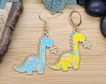 PENDIENTES DE DINOSAURIO Divertidos pendientes de dinosaurio amarillo o azul / Pendientes de maestro caprichosos / Lindos pendientes de primavera no coincidentes / Pendientes de animales