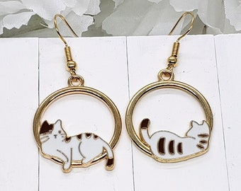 Boucles d'oreilles créoles LAZY CAT GOLD pour maman chat | Cadeaux d'anniversaire de boucle d'oreille de chat mignon dépareillés | Boucles d'oreilles Huggie Aesthetic Dainty Gold | Bijoux chat