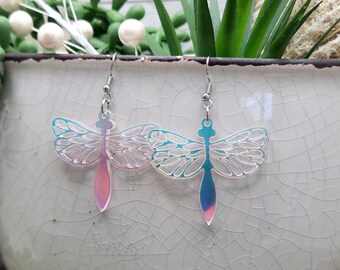 Pendientes LASER CUT DRAGONFLY Pendientes caprichosos iridiscentes para regalos de cumpleaños / Pendientes de insectos acrílicos frescos / Pendientes coloridos funky