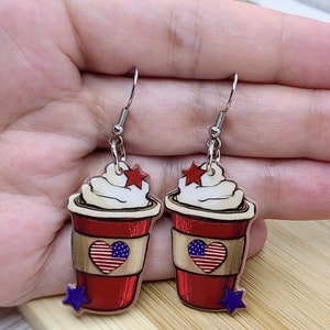 TASSE À CAFÉ Boucles d'oreilles PATRIOTIQUE Boucles d'oreilles amusantes en acrylique café Meilleur ami cadeau pour amateur de café Boucles d'oreilles fantaisistes pour professeur Boucles d'oreilles 4 juillet image 2