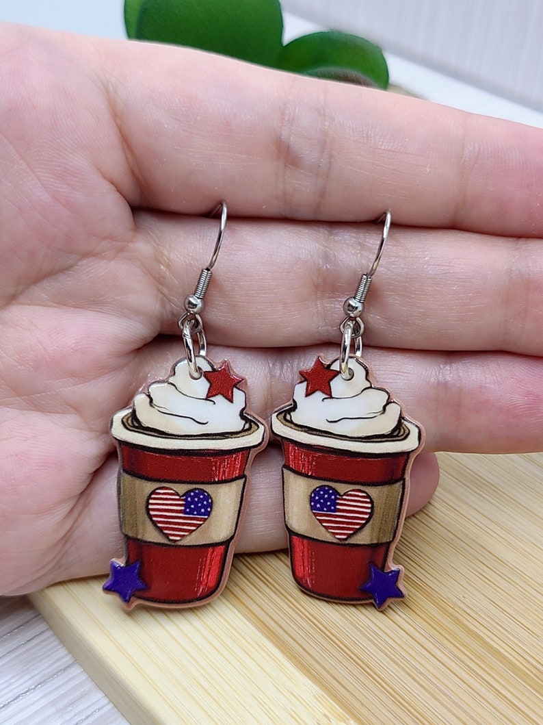 TASSE À CAFÉ Boucles d'oreilles PATRIOTIQUE Boucles d'oreilles amusantes en acrylique café Meilleur ami cadeau pour amateur de café Boucles d'oreilles fantaisistes pour professeur Boucles d'oreilles 4 juillet image 2