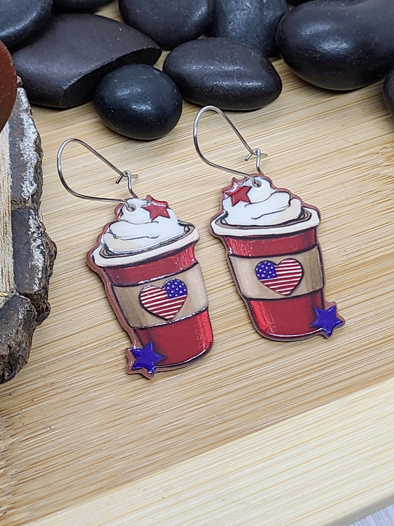 TASSE À CAFÉ Boucles d'oreilles PATRIOTIQUE Boucles d'oreilles amusantes en acrylique café Meilleur ami cadeau pour amateur de café Boucles d'oreilles fantaisistes pour professeur Boucles d'oreilles 4 juillet image 7