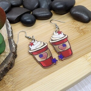 TASSE À CAFÉ Boucles d'oreilles PATRIOTIQUE Boucles d'oreilles amusantes en acrylique café Meilleur ami cadeau pour amateur de café Boucles d'oreilles fantaisistes pour professeur Boucles d'oreilles 4 juillet image 3