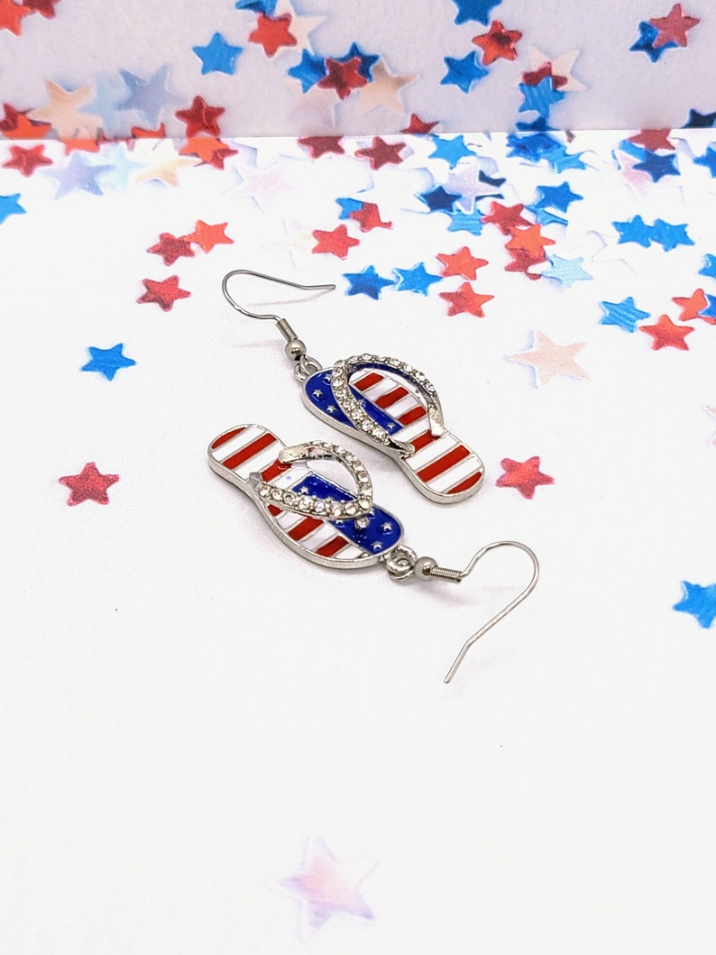 FLIP FLOPS PATRIOTIC Earrings 4th of July Novelty Earrings Cute Beach Summer Earrings Fun American Flag Earrings Gift For Girlfriend imagem 1