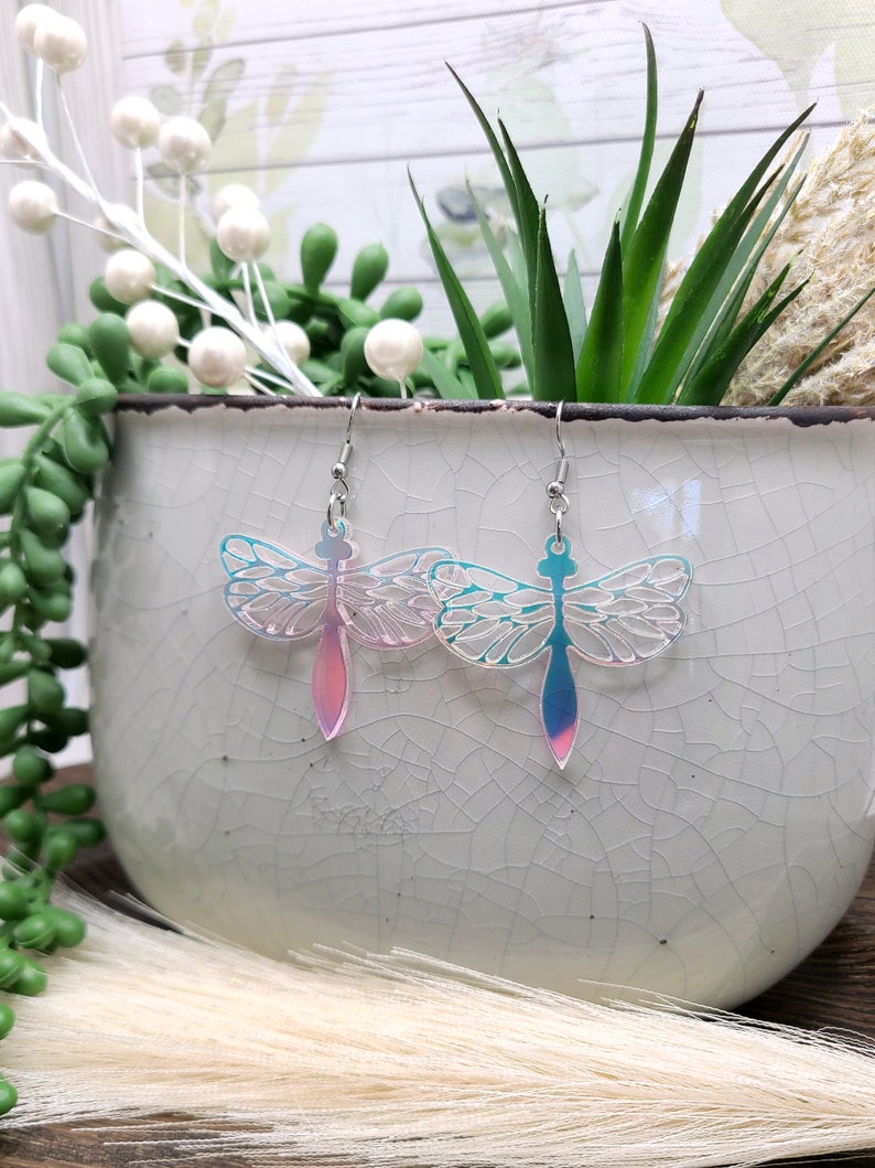 Boucles d'oreilles LIBELLULE COUPE AU LASER Boucles d'oreilles fantaisistes irisées pour un cadeau d'anniversaire Boucles d'oreilles cool en acrylique avec insectes Boucles d'oreilles colorées funky image 1