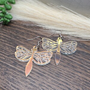 Pendientes LASER CUT DRAGONFLY Pendientes caprichosos iridiscentes para regalos de cumpleaños / Pendientes de insectos acrílicos frescos / Pendientes coloridos funky imagen 5