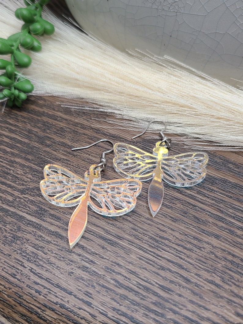 Pendientes LASER CUT DRAGONFLY Pendientes caprichosos iridiscentes para regalos de cumpleaños / Pendientes de insectos acrílicos frescos / Pendientes coloridos funky imagen 5