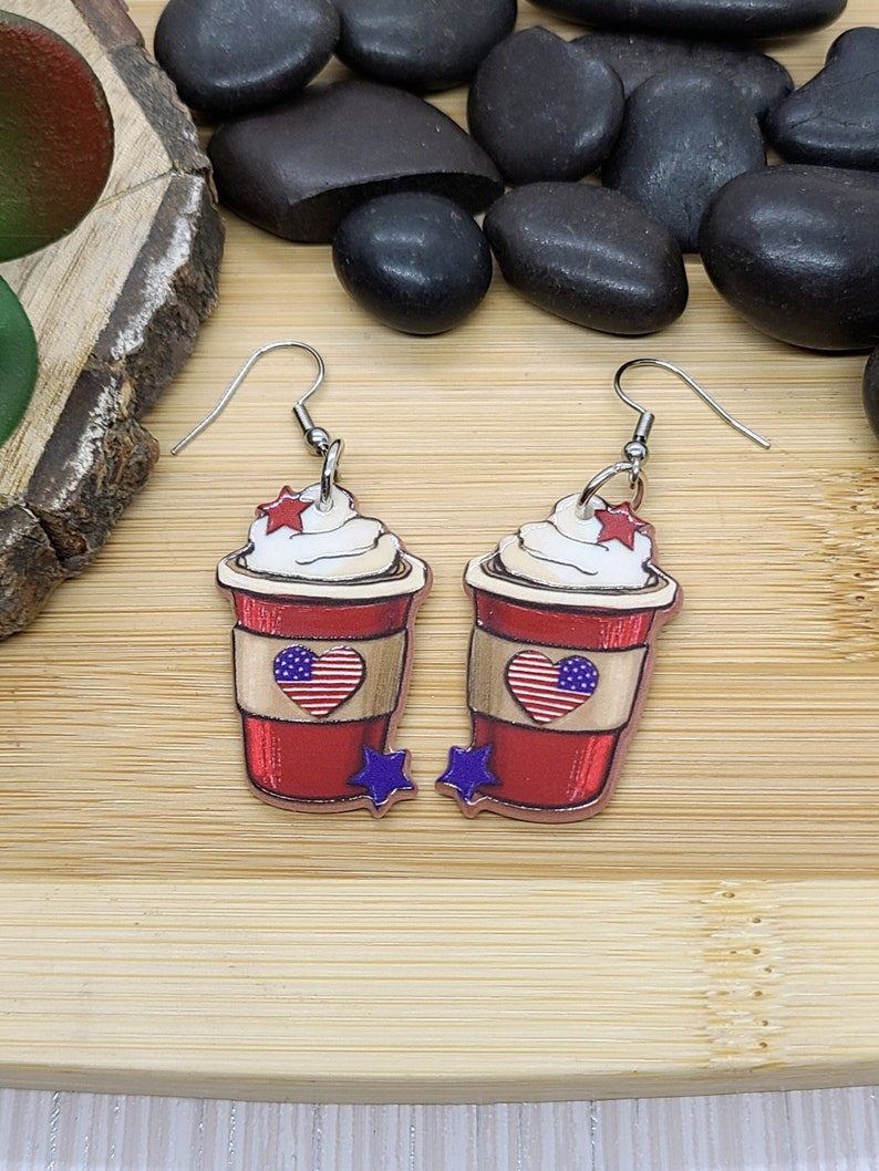 TASSE À CAFÉ Boucles d'oreilles PATRIOTIQUE Boucles d'oreilles amusantes en acrylique café Meilleur ami cadeau pour amateur de café Boucles d'oreilles fantaisistes pour professeur Boucles d'oreilles 4 juillet Hook