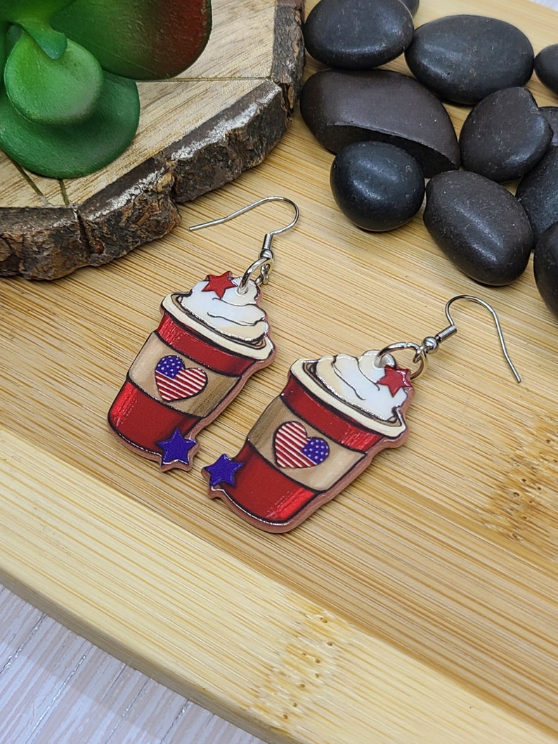 TASSE À CAFÉ Boucles d'oreilles PATRIOTIQUE Boucles d'oreilles amusantes en acrylique café Meilleur ami cadeau pour amateur de café Boucles d'oreilles fantaisistes pour professeur Boucles d'oreilles 4 juillet image 4