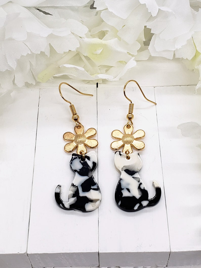 TUXEDO CAT ACRYLIC Earrings Cat Mom Daisy Earrings Cat Jewelry Aesthetic Cute Cat Earrings Gift For Mom Gifts For Cat Lover Daisy/Gold Hook