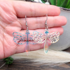 Boucles d'oreilles LIBELLULE COUPE AU LASER Boucles d'oreilles fantaisistes irisées pour un cadeau d'anniversaire Boucles d'oreilles cool en acrylique avec insectes Boucles d'oreilles colorées funky image 2