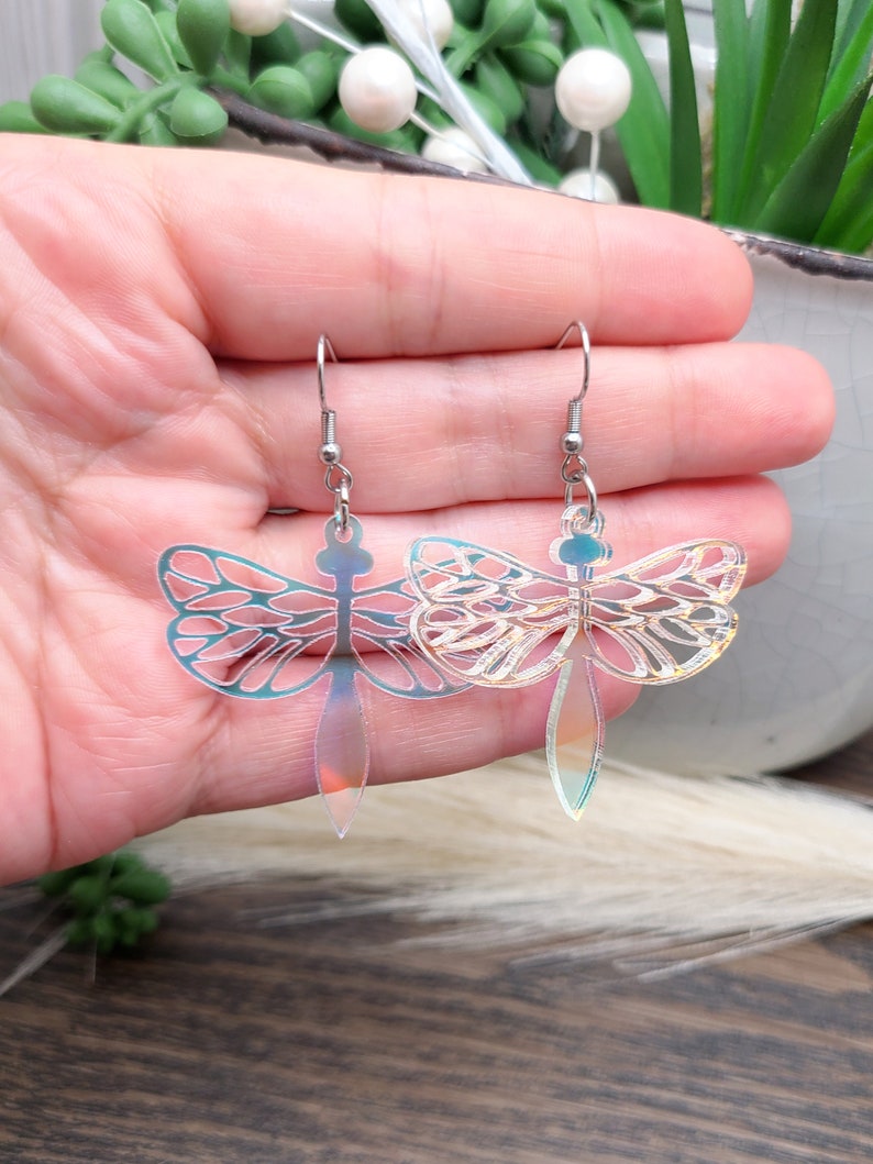 Boucles d'oreilles LIBELLULE COUPE AU LASER Boucles d'oreilles fantaisistes irisées pour un cadeau d'anniversaire Boucles d'oreilles cool en acrylique avec insectes Boucles d'oreilles colorées funky image 2