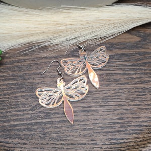 Pendientes LASER CUT DRAGONFLY Pendientes caprichosos iridiscentes para regalos de cumpleaños / Pendientes de insectos acrílicos frescos / Pendientes coloridos funky imagen 4