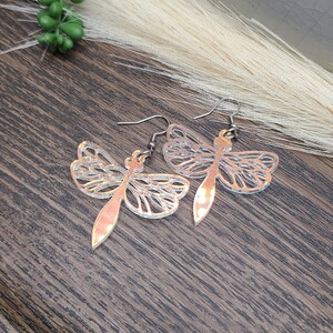 Pendientes LASER CUT DRAGONFLY Pendientes caprichosos iridiscentes para regalos de cumpleaños / Pendientes de insectos acrílicos frescos / Pendientes coloridos funky imagen 6