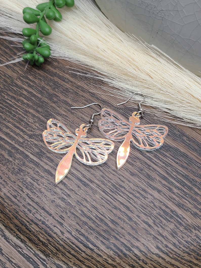 Boucles d'oreilles LIBELLULE COUPE AU LASER Boucles d'oreilles fantaisistes irisées pour un cadeau d'anniversaire Boucles d'oreilles cool en acrylique avec insectes Boucles d'oreilles colorées funky image 6