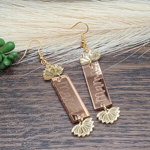 Boucles d'oreilles LOTUS FLOWER BAR pour maman Boucles d'oreilles avec nom fantaisiste découpées au laser Cadeau pour maman en prime gravé au laser Cadeaux personnalisés pour la fête des mères image 3