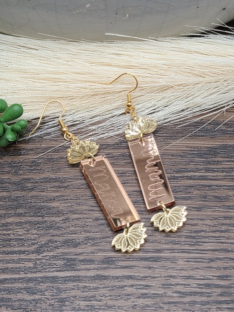 LOTUS FLOWER BAR Pendientes Regalo para mamá / Pendientes de nombre caprichosos cortados con láser / Regalo de mamá extra grabado con láser / Regalos personalizados del Día de las Madres imagen 3