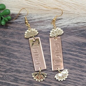 LOTUS FLOWER BAR Pendientes Regalo para mamá / Pendientes de nombre caprichosos cortados con láser / Regalo de mamá extra grabado con láser / Regalos personalizados del Día de las Madres imagen 7