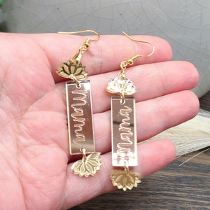 LOTUS FLOWER BAR Pendientes Regalo para mamá / Pendientes de nombre caprichosos cortados con láser / Regalo de mamá extra grabado con láser / Regalos personalizados del Día de las Madres imagen 2