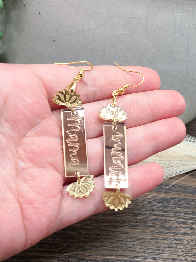 LOTUS FLOWER BAR Pendientes Regalo para mamá / Pendientes de nombre caprichosos cortados con láser / Regalo de mamá extra grabado con láser / Regalos personalizados del Día de las Madres imagen 2