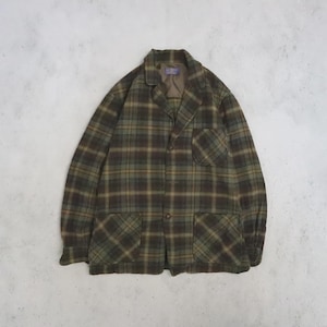 Op de afbeelding: Een blazer met lange mouwen en een ruitpatroon in olijfgroene, bruine en beige tinten. Het kledingstuk is voorzien van een reverskraag, een borstzak, twee grote opgestikte zakken bij de taille en een knoopsluiting met een zichtbaar binnenlabel.