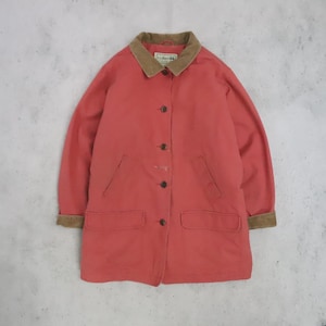 Op de afbeelding: Een koraalkleurig barn-jack met een bruine corduroy kraag en bijpassende corduroy manchetten. De jas heeft een knoopsluiting, twee grote klepzakken op de heupen en twee schuine steekzakken op de borst. Een L.L.Bean-label is zichtbaar.