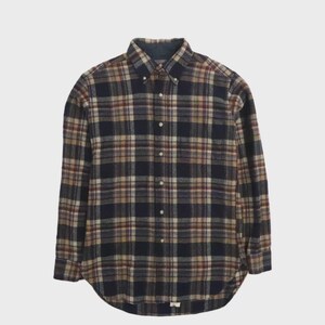 Pode incluir: Uma camisa xadrez de manga comprida, em estilo clássico abotoado. A camisa apresenta um padrão de quadrados azul marinho, castanho, bege e bordô. Possui gola abotoada e bainha curva. O tecido parece ser flanela macia.