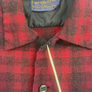 Camisa vintage Pendleton Wool Board con botones, talla mediana, cuadros rojos. imagen 4