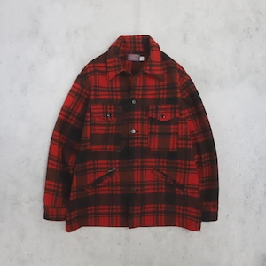 Puede incluir: Una camisa de manga larga con botones y un patrón de cuadros rojos y negros. La camisa incluye un cuello puntiagudo, dos bolsillos en el pecho con solapas abotonadas y dos bolsillos inferiores. Una etiqueta de marca Pendleton es visible.