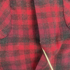 Camisa vintage Pendleton Wool Board con botones, talla mediana, cuadros rojos. imagen 6