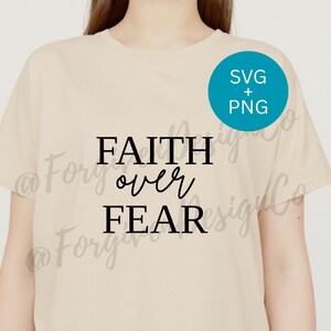 Fede sopra la paura SVG PNG / File di taglio per citazioni cristiane per Cricut e Silhouette / Design di versi biblici ispiratori / Maglietta e cartello della fede PNG