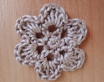 Apliques de ganchillo, 7 pequeñas flores de color marrón claro, para tarjetería, scrapbooking, adornos artesanales y accesorios de costura.