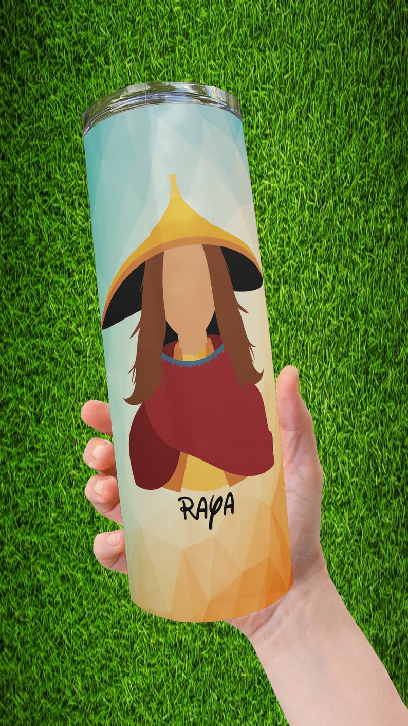 Peut inclure: Un gobelet cylindrique avec un motif g&eacute;om&eacute;trique et une illustration de dessin anim&eacute; d'une personne portant un chapeau et un ch&acirc;le rouge. Le mot "Raya" est &eacute;crit en script noir sur le gobelet.