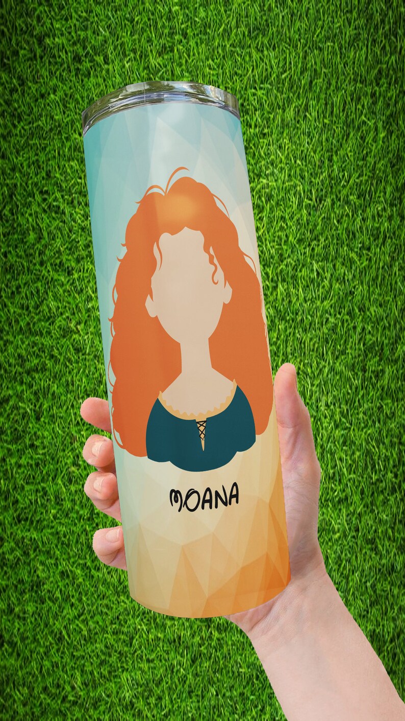 Peut inclure: Un gobelet en acier inoxydable avec une illustration stylis&eacute;e d'un personnage aux cheveux roux et une robe bleu sarcelle. Le nom "MOANA" est imprim&eacute; en noir. Le gobelet a un design g&eacute;om&eacute;trique dans les tons de bleu, orange et jaune.