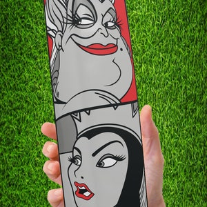 Puede incluir: Un vaso de acero inoxidable con una ilustraci&oacute;n en blanco y negro de &Uacute;rsula y la Reina Malvada de Disney. El vaso tiene un fondo rojo.
