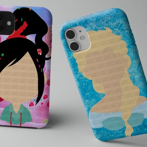 Peut inclure: Deux coques de t&eacute;l&eacute;phone avec des motifs de personnages. L'une pr&eacute;sente un personnage aux cheveux noirs avec un haut rouge et un fond de bonbons. L'autre a une silhouette d'un personnage blond sur fond bleu. Les deux coques ont le mot "SAMPLE" r&eacute;p&eacute;t&eacute;.